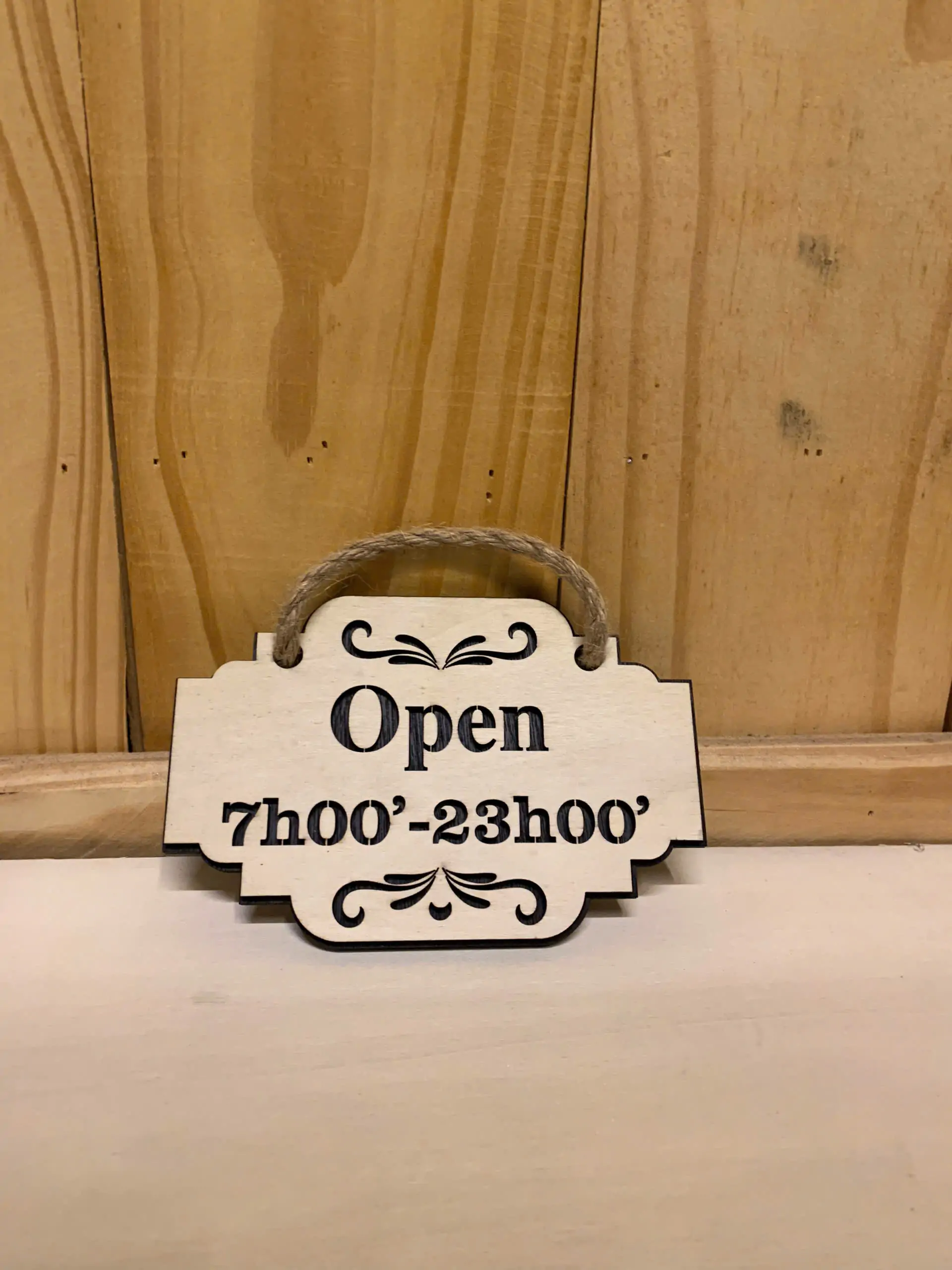 Biển thông báo thời gian quán hoạt động trang trí
